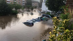 Zu sehen sind überschwemmte Autos.