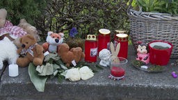 Kerzen und Stofftiere erinnerten am Unfallort an den 4-jährigen Melih